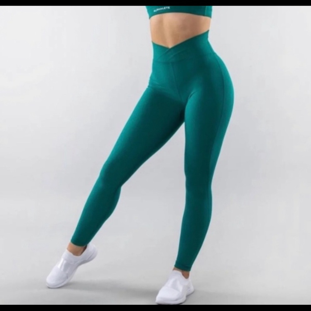 Alphalete surface path legging in Teal